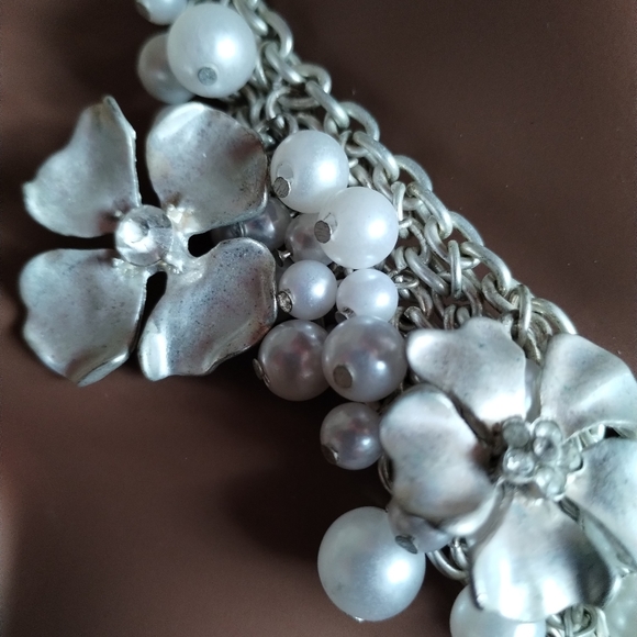 Elegant Pearl & Silver Floral Statement Necklace - Picture 2 of 8